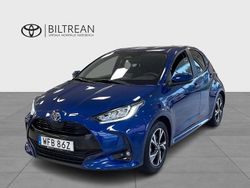 Mörkblå (blå) Begagnad 2024 Toyota Yaris Hybrid Active Halvkombi | 269 000 kr (Dyr)