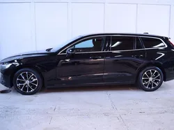 Svart Begagnad 2020 Volvo V60 Momentum Kombi | 219 900 kr (Marknadspris)