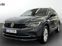 Grå Begagnad 2022 VW Tiguan Life SUV | 309 900 kr (Marknadspris)