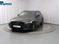 Grå (platinum grey metallic) Begagnad 2025 Volvo V60 Plus Kombi | 489 900 kr (Marknadspris)