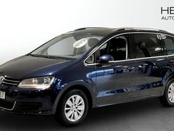 Mörkblå (blue) Begagnad 2015 VW Sharan Minibuss | 179 900 kr (Marknadspris)