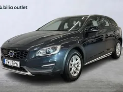 Grå Begagnad 2015 Volvo V60 CC Kombi | 179 000 kr (Marknadspris)