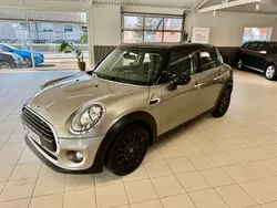 Grå (gråmetallick) Begagnad 2018 Mini Cooper Pepper Halvkombi | 149 900 kr (Marknadspris)