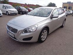 Ljusgrå Begagnad 2011 Volvo S60 Kinetic Sedan | 64 900 kr (Marknadspris)