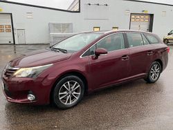 Ljusgrå (röd metallic) Begagnad 2012 Toyota Avensis Business Edition Kombi | 66 800 kr (Marknadspris)