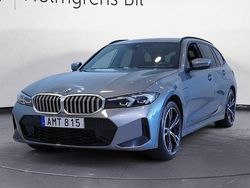 Grå Begagnad 2022 BMW 330e M Sport Kombi | 449 800 kr (Dyr)