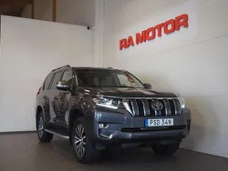 Mörkgrå Begagnad 2023 Toyota Land Cruiser Premium SUV | 799 900 kr (Marknadspris)