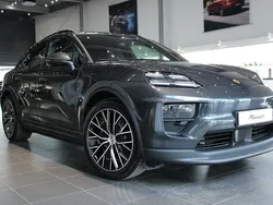 Grå Begagnad 2024 Porsche Macan SUV | 1 095 000 kr