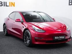 Röd Begagnad 2021 Tesla Model 3 Performance Sedan | 319 900 kr (Marknadspris)