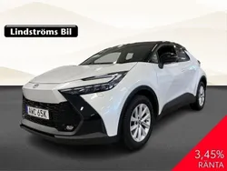 Vit Begagnad 2024 Toyota C-HR Executive SUV | 469 000 kr (Marknadspris)