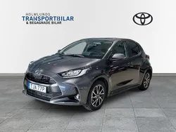 Mörkgrå (grå) Begagnad 2023 Toyota Yaris Hybrid Active Halvkombi | 264 900 kr (Lite dyr)
