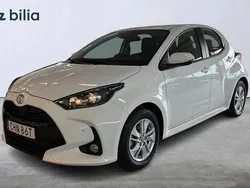 Vit Begagnad 2024 Toyota Yaris Hybrid Active Halvkombi | 249 900 kr (Marknadspris)