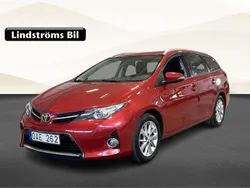 Mörkröd Begagnad 2013 Toyota Auris Touring Sports Kombi | 119 900 kr (Marknadspris)