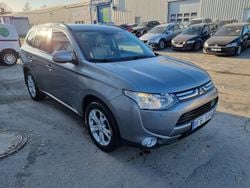 Grå Begagnad 2014 Mitsubishi Outlander SUV | 114 900 kr (Marknadspris)