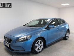 Blå Begagnad 2015 Volvo V40 Kinetic Kombi | 98 900 kr (Marknadspris)