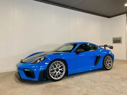 Blå Begagnad 2023 Porsche 718 Cayman GT4 Sportkupé | 1 875 000 kr (Marknadspris)