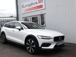 Vit Begagnad 2020 Volvo V60 CC Momentum Kombi | 324 500 kr (Marknadspris)
