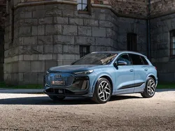 Blå Begagnad 2025 Audi Q6 e-tron Ambiente SUV | 819 000 kr (Superpris)