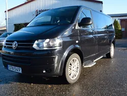 Svart Begagnad 2014 VW Caravelle Comfortline Minibuss | 289 900 kr