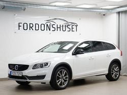 Vit Begagnad 2017 Volvo V60 CC Standard Kombi | 209 000 kr (Marknadspris)