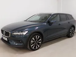 Mörkblå (blå) Begagnad 2023 Volvo V60 CC Plus Kombi | 429 900 kr (Marknadspris)
