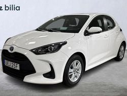 Vit Begagnad 2022 Toyota Yaris Hybrid Active Halvkombi | 214 900 kr (Marknadspris)