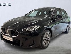 Svart Begagnad 2025 BMW 120 Halvkombi | 374 900 kr