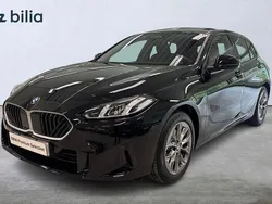 Svart Begagnad 2025 BMW 120 Halvkombi | 409 900 kr