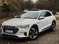 Vit Begagnad 2020 Audi e-tron Comfort SUV | 298 000 kr (Marknadspris)