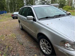 Grå Begagnad 2004 Volvo V40 Kombi | 29 900 kr (Marknadspris)