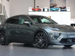 Mörkgrå Begagnad 2024 Porsche Macan 4 Electric SUV | 989 000 kr