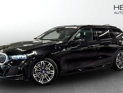 Svart (black) Begagnad 2024 BMW 530e M Sport Kombi | 647 700 kr (Marknadspris)
