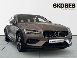 Begagnad 2022 Volvo V60 CC Kombi | 358 900 kr (Marknadspris)