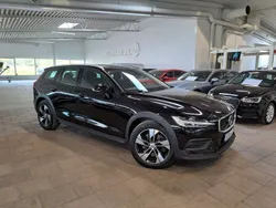 Svart Begagnad 2021 Volvo V60 CC Momentum Kombi | 319 800 kr (Marknadspris)