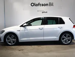 Vit Begagnad 2018 VW Golf VII Highline Halvkombi | 169 900 kr (Marknadspris)