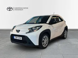 Vit Begagnad 2022 Toyota Aygo Play Halvkombi | 154 900 kr (Marknadspris)