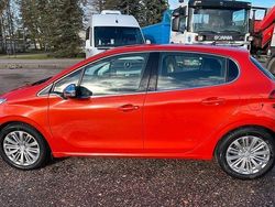 Röd Begagnad 2017 Peugeot 208 Halvkombi | 45 000 kr