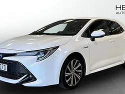 Vit (white) Begagnad 2020 Toyota Corolla Hybrid Style Halvkombi | 229 900 kr (Marknadspris)