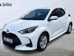Vit Begagnad 2023 Toyota Yaris Hybrid Active Halvkombi | 219 900 kr (Marknadspris)