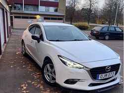 Vit Begagnad 2016 Mazda 3 Inclusive Halvkombi | 142 000 kr (Marknadspris)