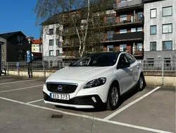 Vit Begagnad 2014 Volvo V40 CC Momentum Kombi | 99 900 kr (Marknadspris)