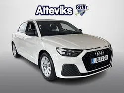 Vit Ny 2025 Audi A1 Sportback Halvkombi | 274 300 kr (Marknadspris)