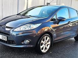Blå Begagnad 2011 Ford Fiesta Titanium Halvkombi | 44 900 kr (Marknadspris)