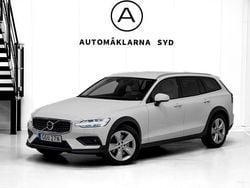 Vit Begagnad 2020 Volvo V60 CC Momentum Kombi | 229 900 kr (Marknadspris)