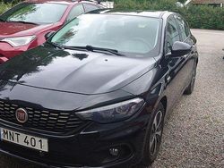 Svart Begagnad 2017 Fiat Tipo Lounge Halvkombi | 89 000 kr (Marknadspris)