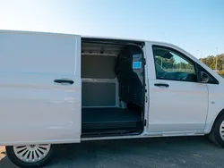 Vit Ny 2025 Mercedes e-Vito Minibuss | 668 750 kr (Lite dyr)