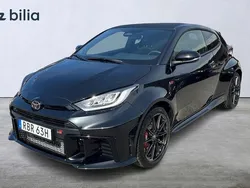 Svart Ny 2024 Toyota Yaris Premium Halvkombi | 569 900 kr (Marknadspris)