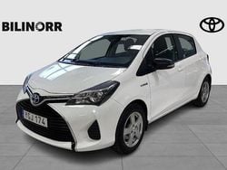 Vit Begagnad 2016 Toyota Yaris Hybrid Life Halvkombi | 159 900 kr (Marknadspris)