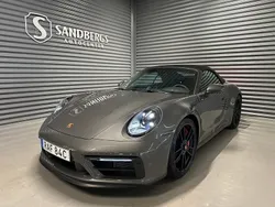 Flerfärgad (grå) Begagnad 2023 Porsche 911 Carrera 4 GTS Cab | 1 960 000 kr (Marknadspris)
