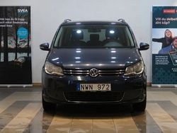 Mörkblå Begagnad 2013 VW Touran Minibuss | 69 900 kr (Marknadspris)